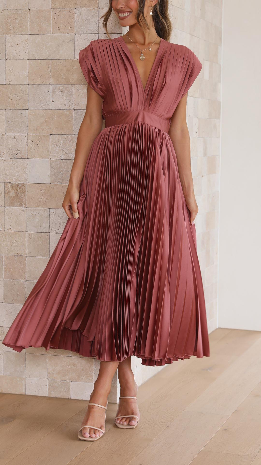 Women's Elegant Maxi Summer Dress - V-neckline With Pleated Design