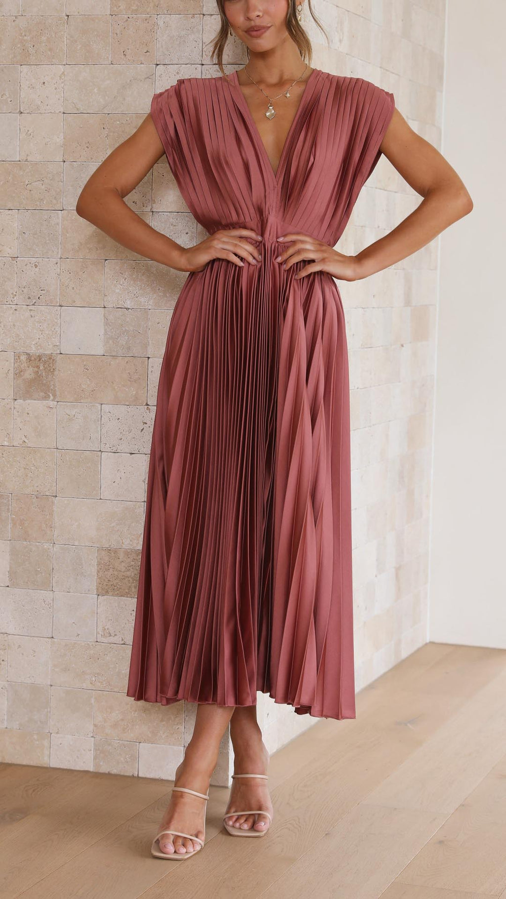 Women's Elegant Maxi Summer Dress - V-neckline With Pleated Design