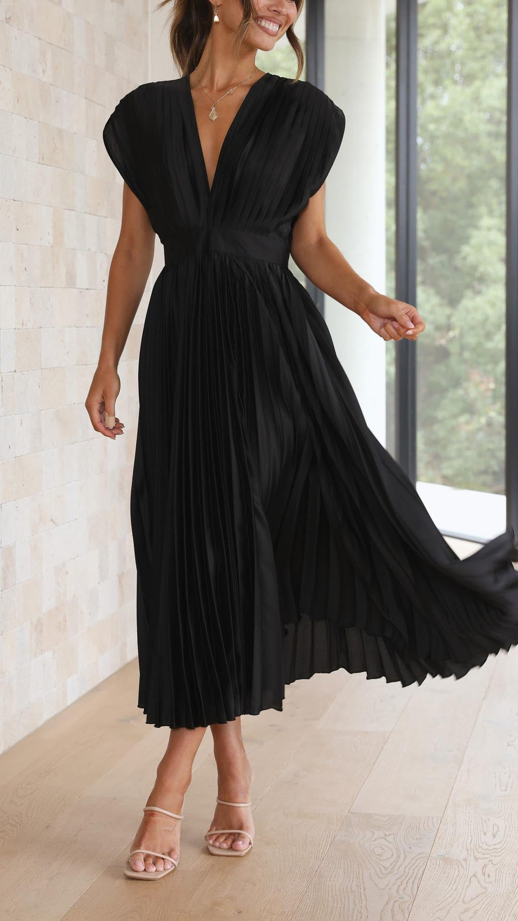 Women's Elegant Maxi Summer Dress - V-neckline With Pleated Design