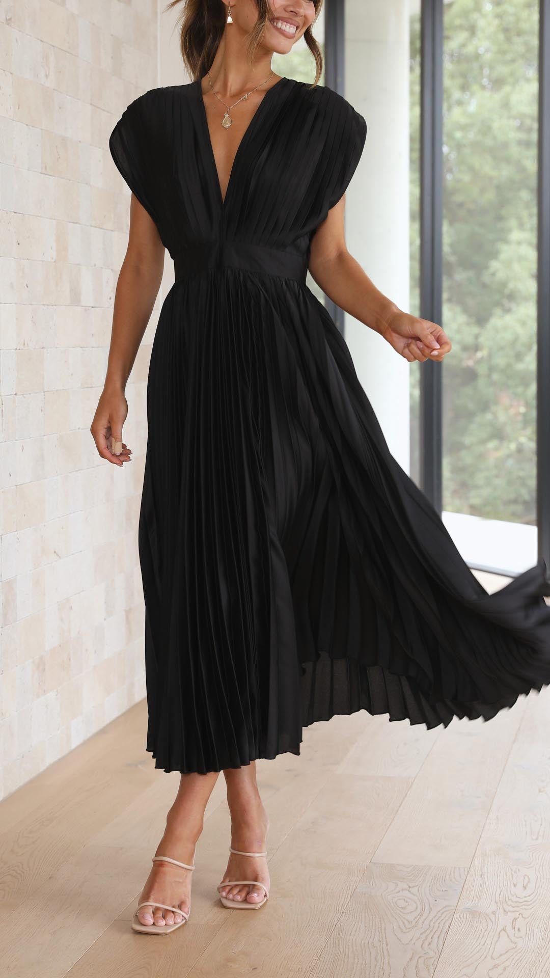 Women's Elegant Maxi Summer Dress - V-neckline With Pleated Design