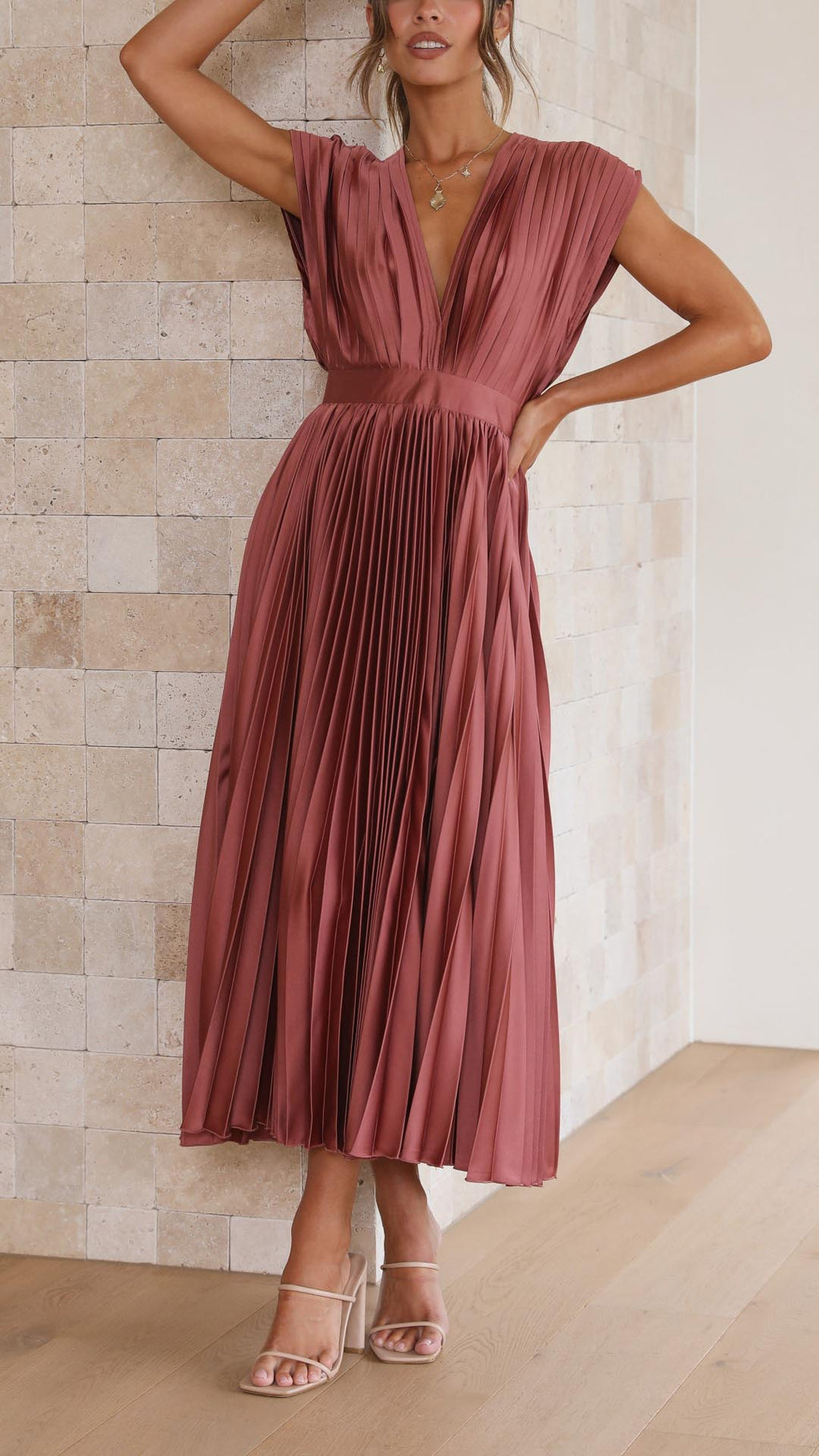 Women's Elegant Maxi Summer Dress - V-neckline With Pleated Design