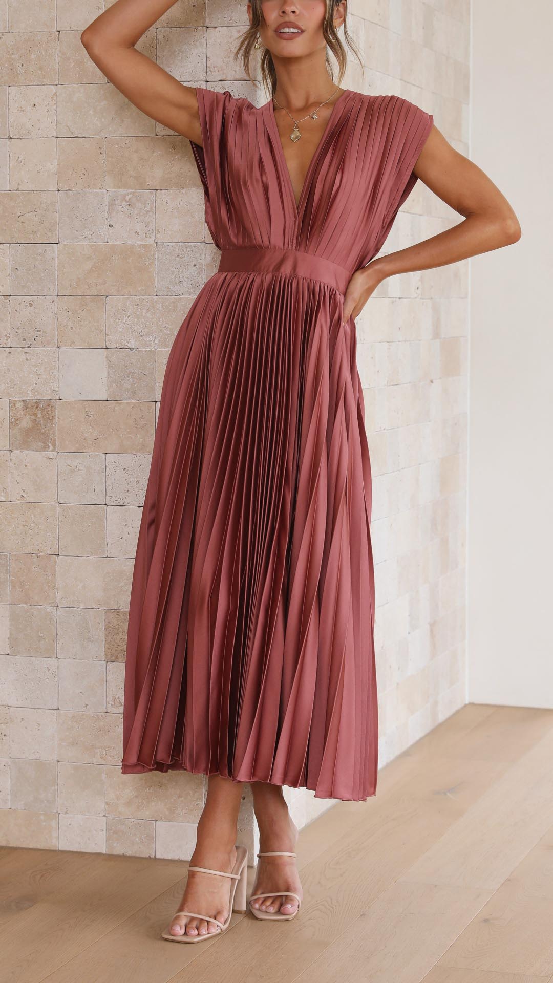 Women's Elegant Maxi Summer Dress - V-neckline With Pleated Design