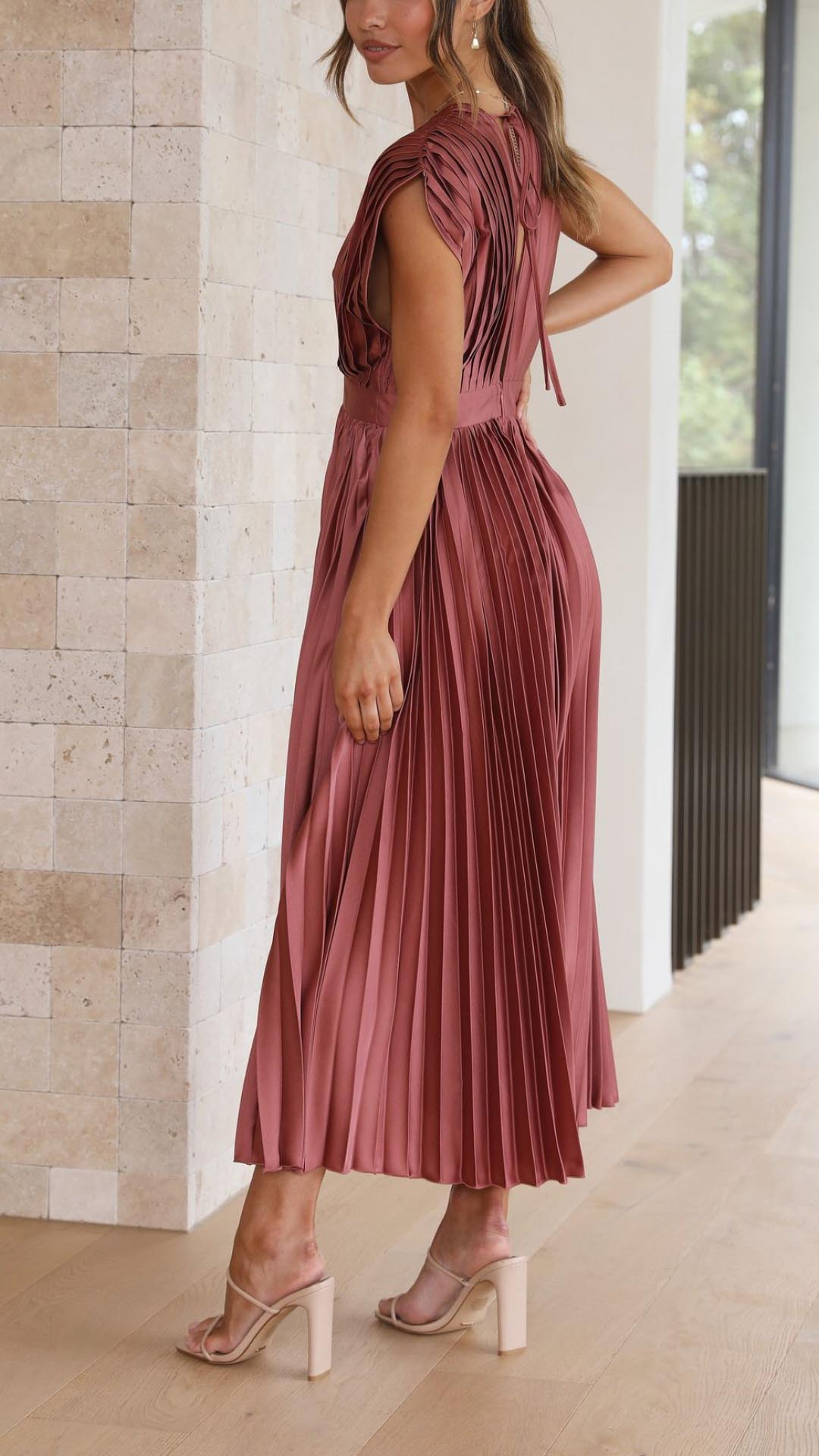 Women's Elegant Maxi Summer Dress - V-neckline With Pleated Design