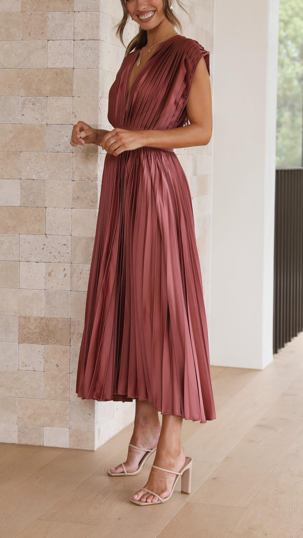 Women's Elegant Maxi Summer Dress - V-neckline With Pleated Design