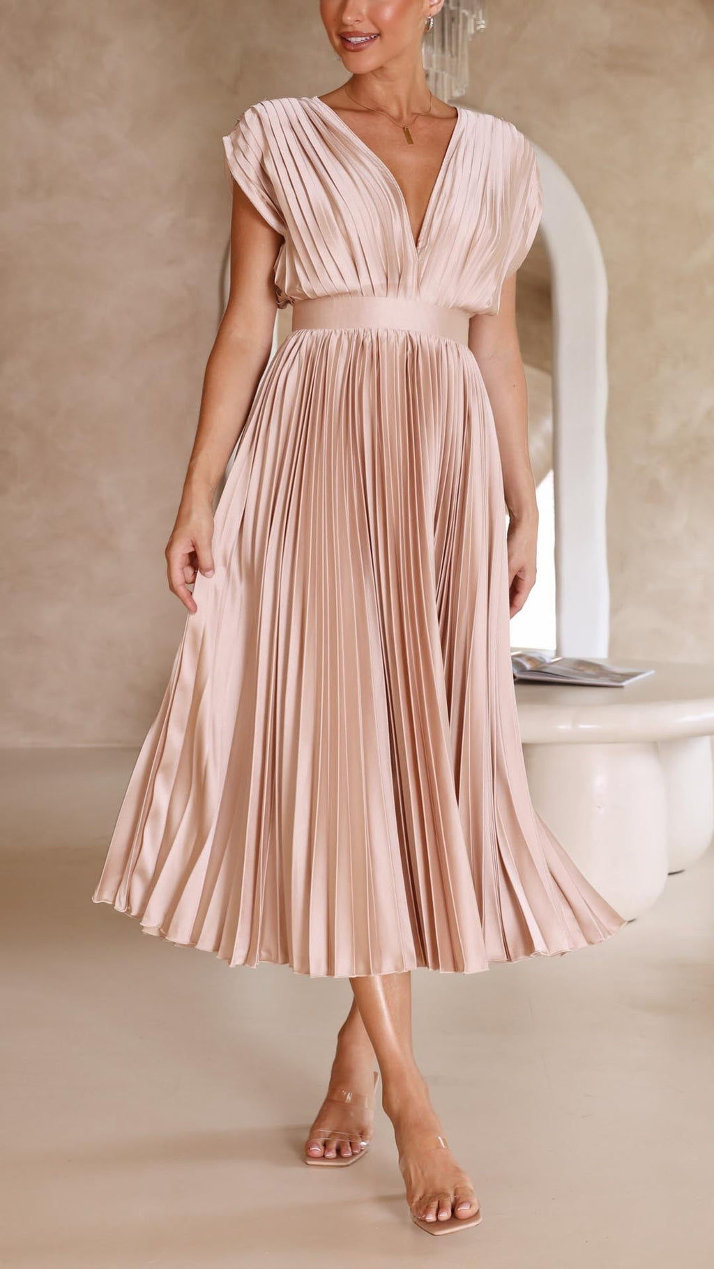 Women's Elegant Maxi Summer Dress - V-neckline With Pleated Design
